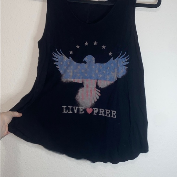 Tops - 🎱Adorable black lightweight “live free” top!